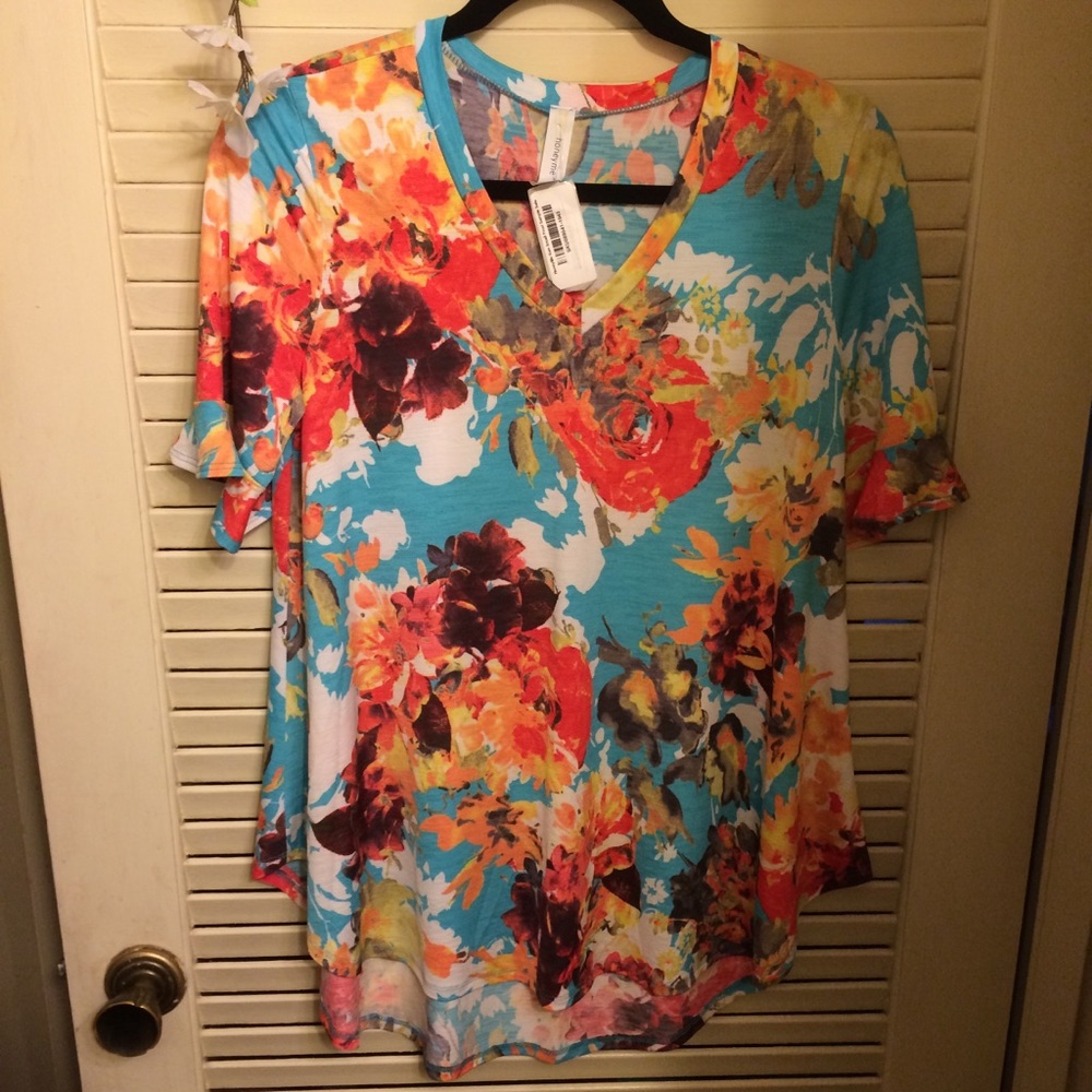 NWT! Honeyme Floral, Bell Sleeve, High-Low Hem Top